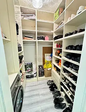 Satılır 4 otaqlı mənzil 230.7 m²