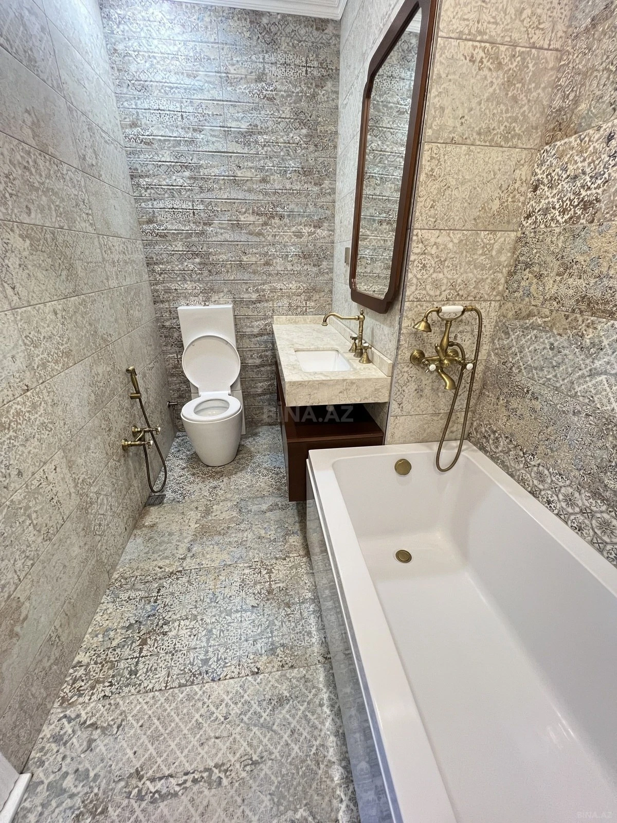 Satılır 3 otaqlı mənzil 135 m²