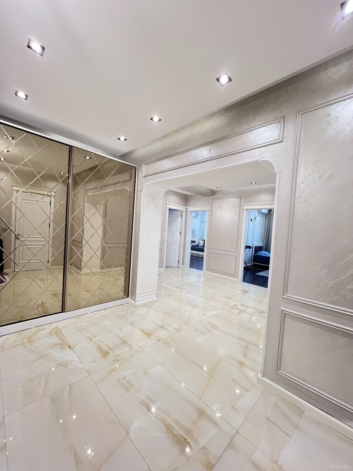 Satılır 3 otaqlı mənzil 135 m²