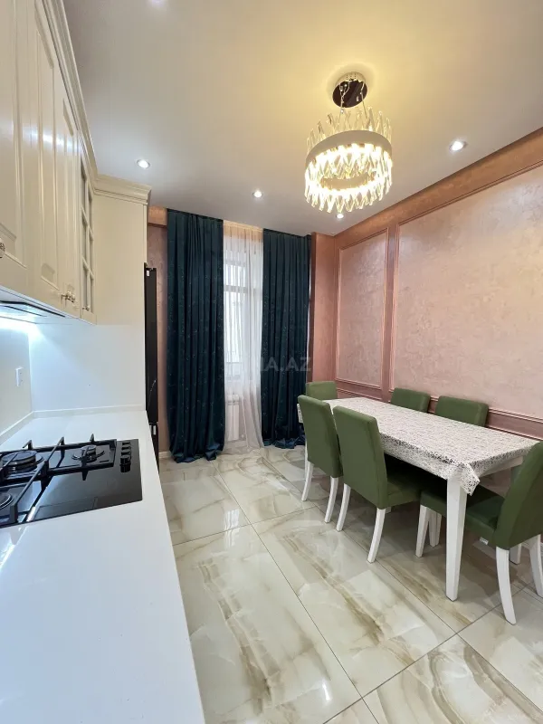 Satılır 3 otaqlı mənzil 135 m²