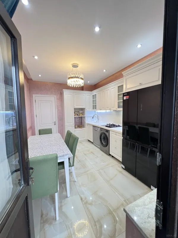 Satılır 3 otaqlı mənzil 135 m²