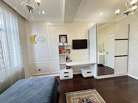 Satılır 3 otaqlı mənzil 135 m²