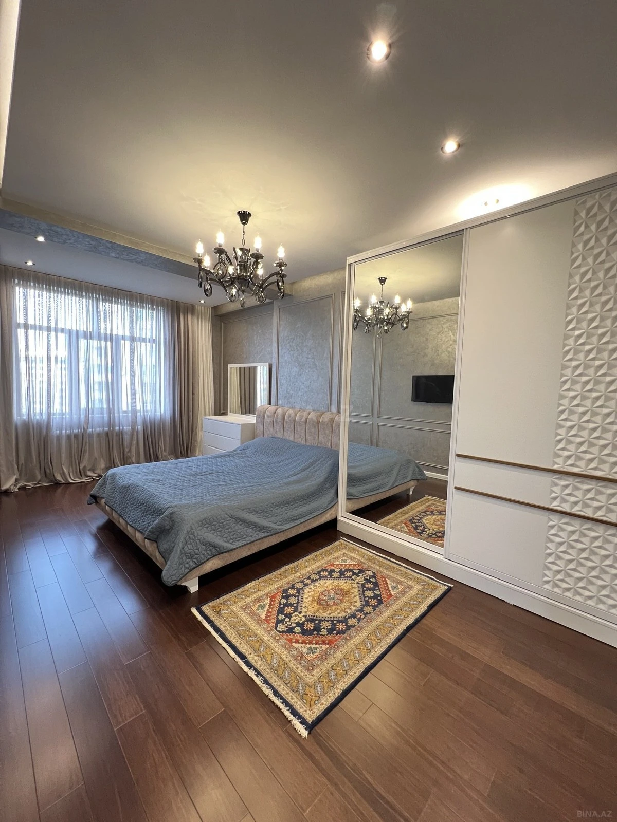 Satılır 3 otaqlı mənzil 135 m²