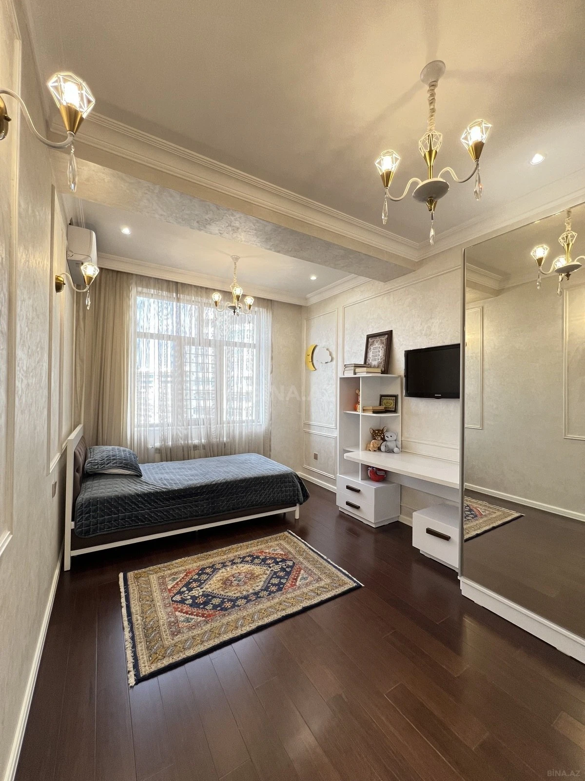 Satılır 3 otaqlı mənzil 135 m²