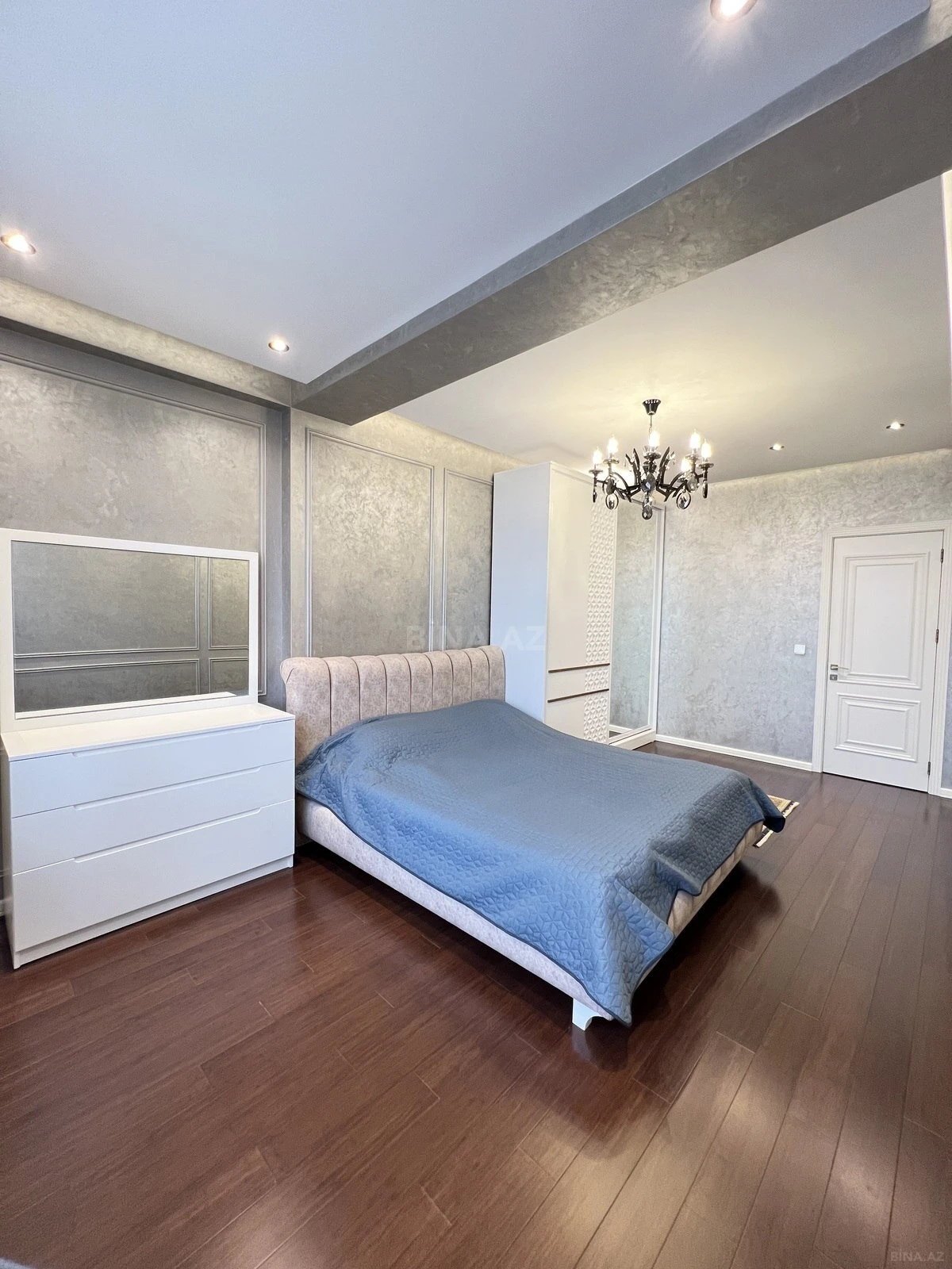 Satılır 3 otaqlı mənzil 135 m²