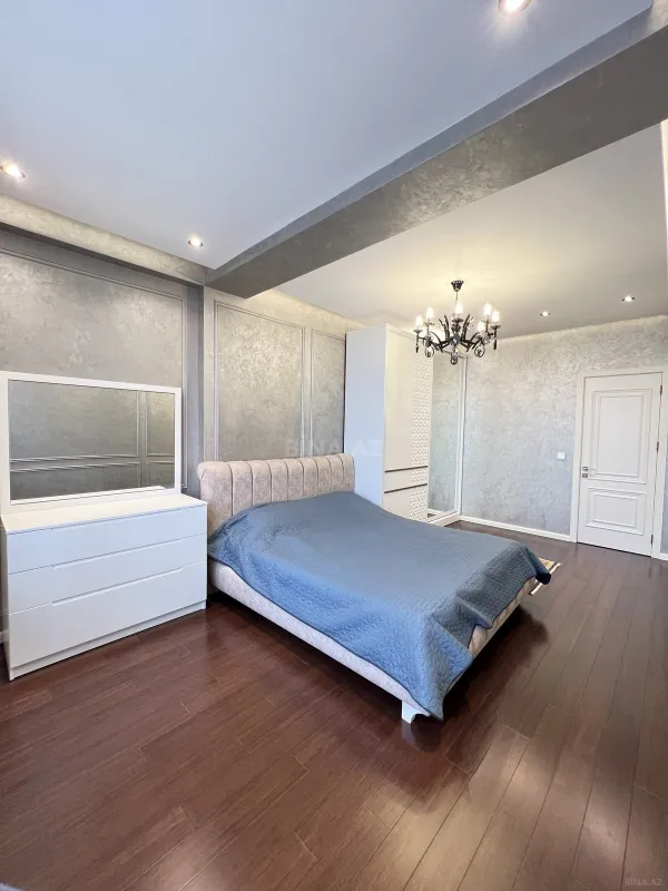 Satılır 3 otaqlı mənzil 135 m²