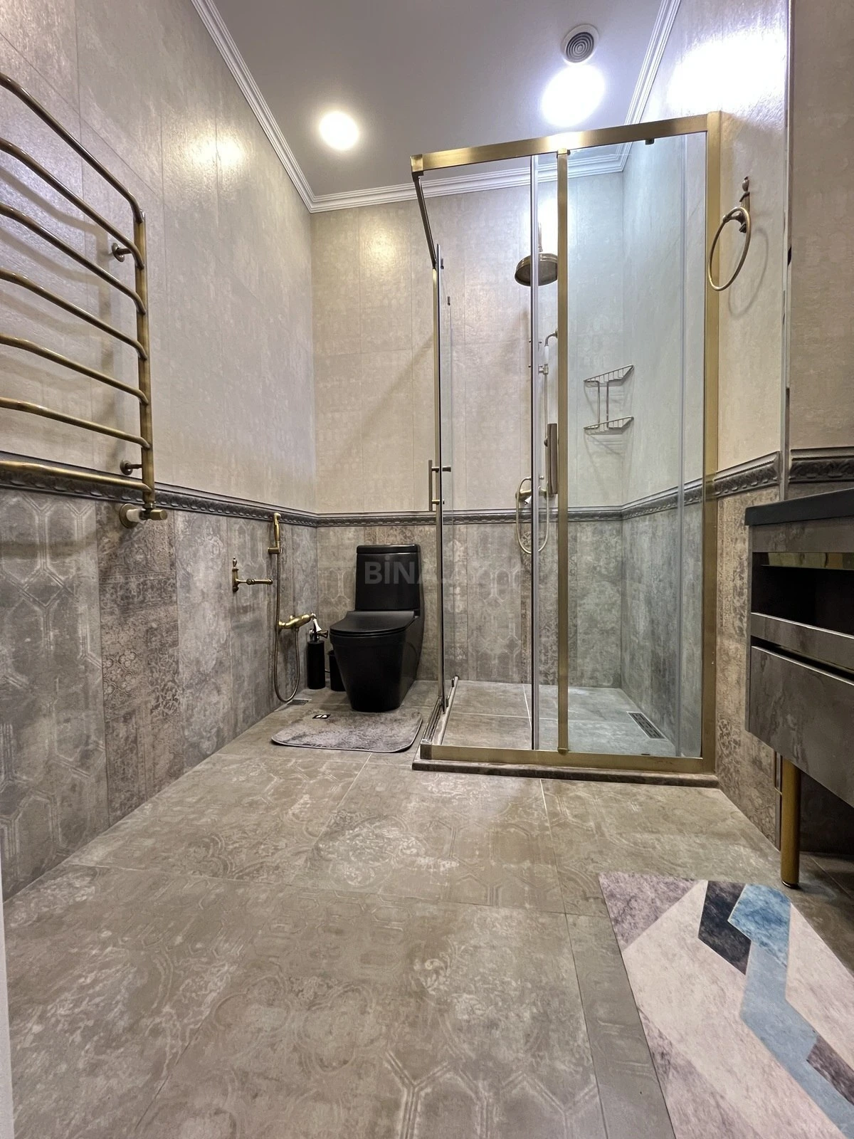 Satılır 3 otaqlı mənzil 135 m²