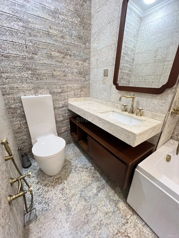 Satılır 3 otaqlı mənzil 135 m²