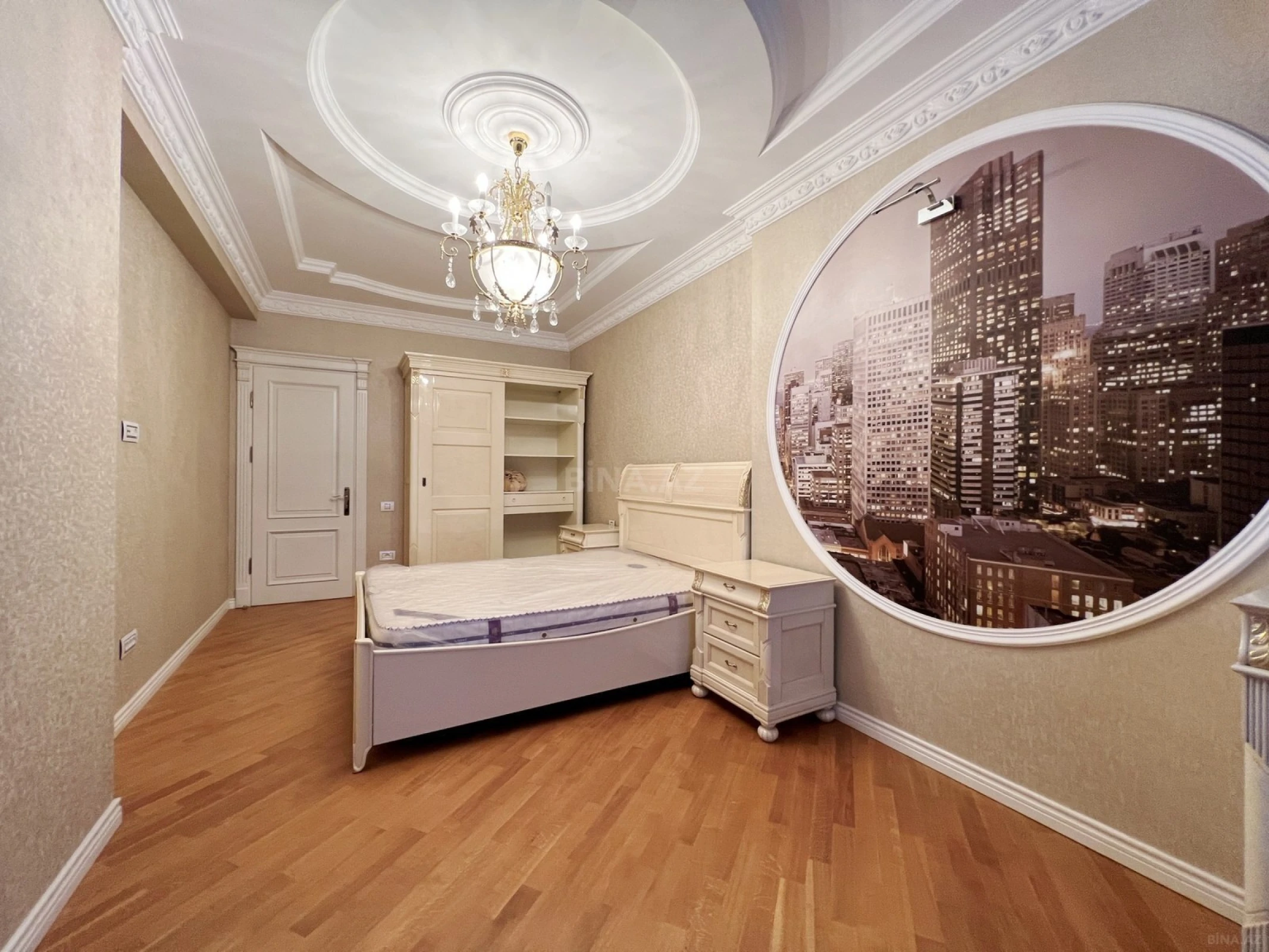 Kirayə verilir 4 otaqlı mənzil 250 m²