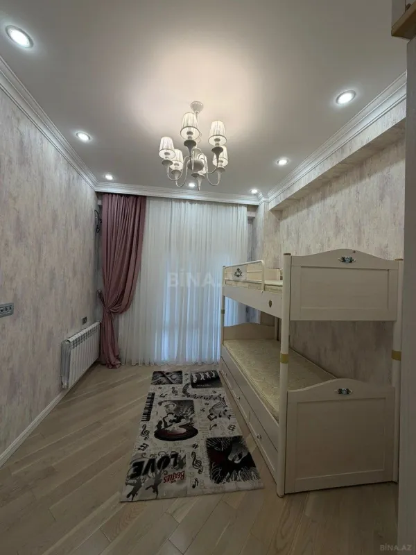 Satılır 3 otaqlı mənzil 121 m²