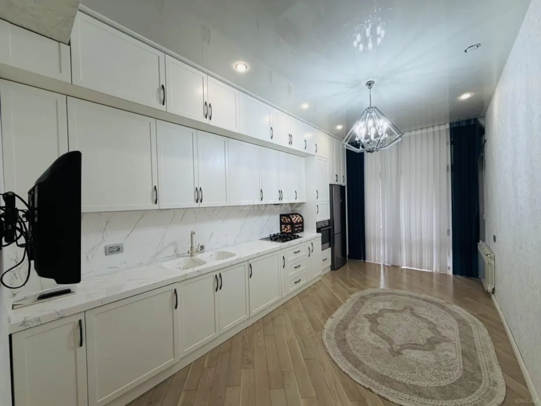 Satılır 3 otaqlı mənzil 121 m²