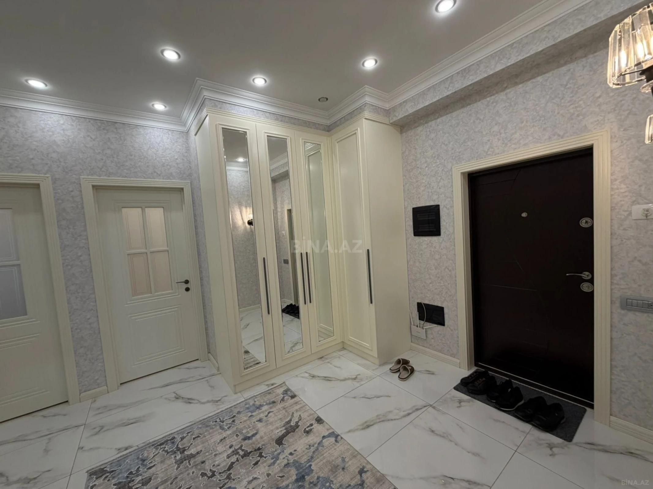 Satılır 3 otaqlı mənzil 121 m²