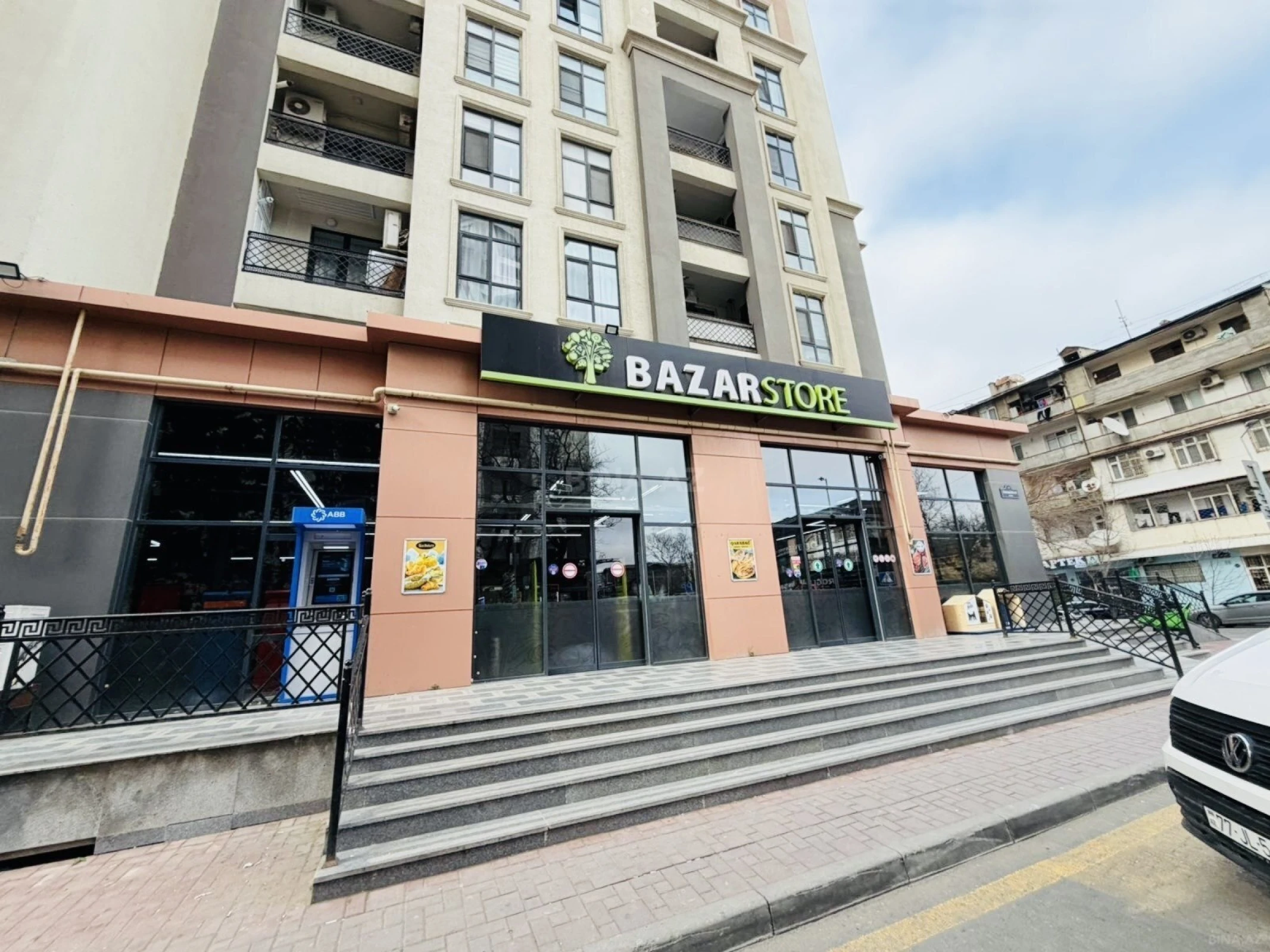 Satılır 3 otaqlı mənzil 121 m²