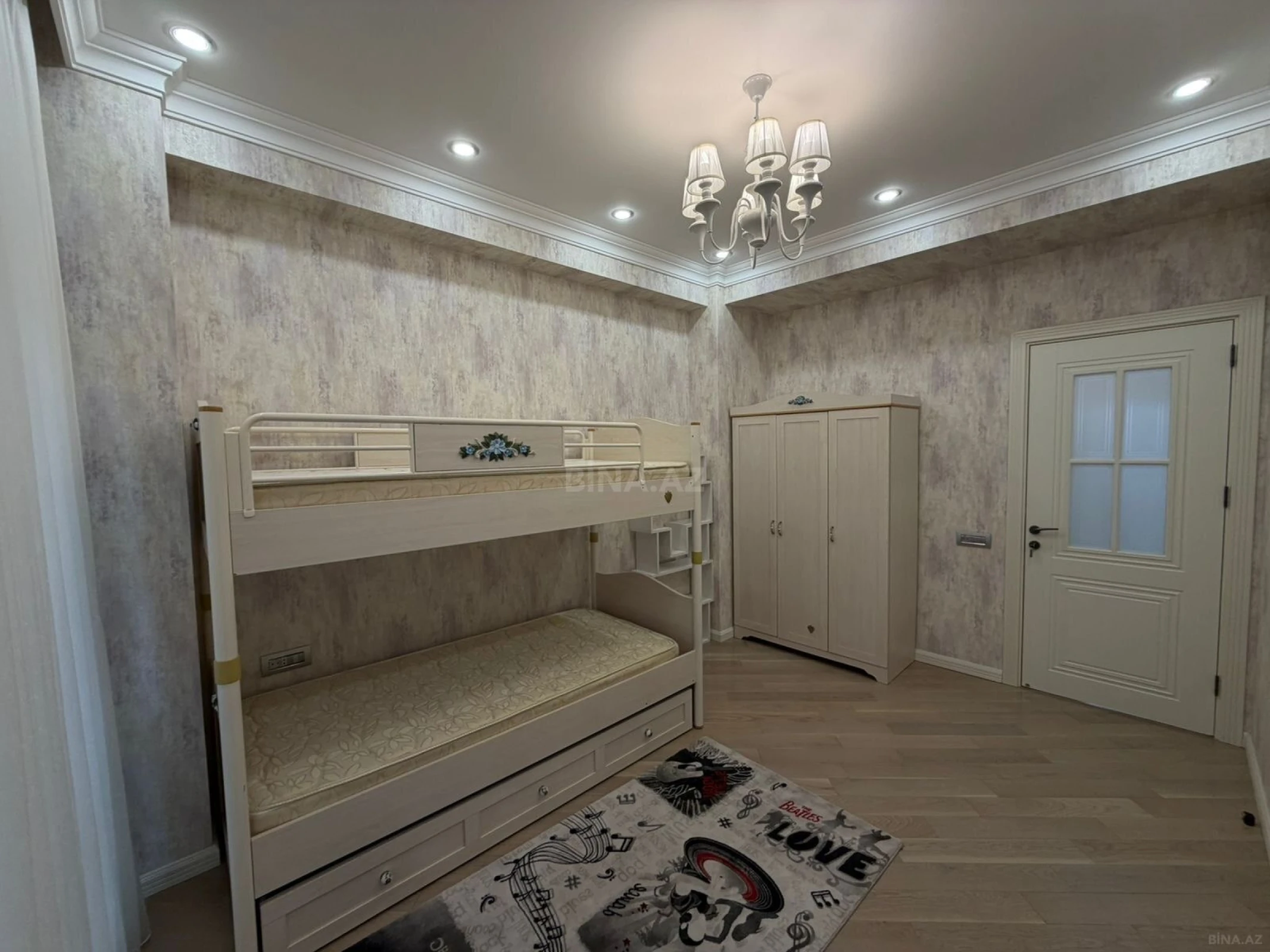 Satılır 3 otaqlı mənzil 121 m²