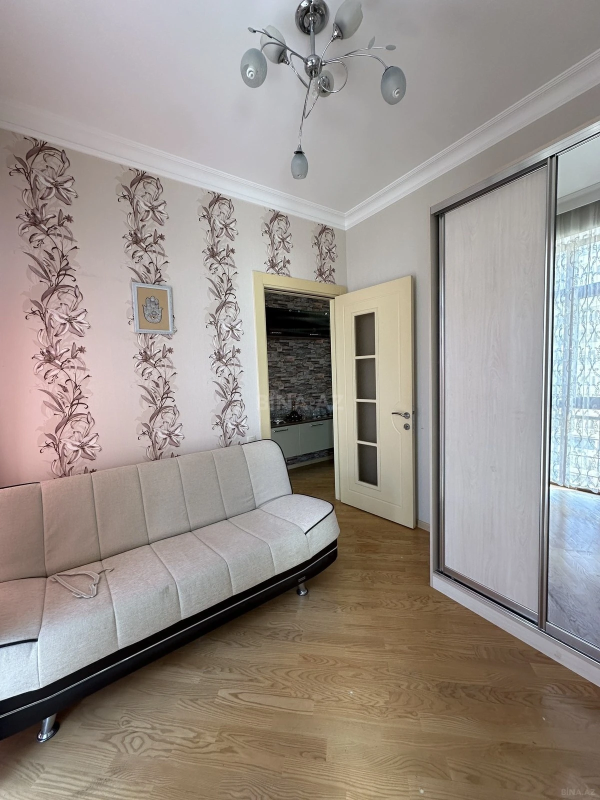 Kirayə verilir 4 otaqlı mənzil 110 m²
