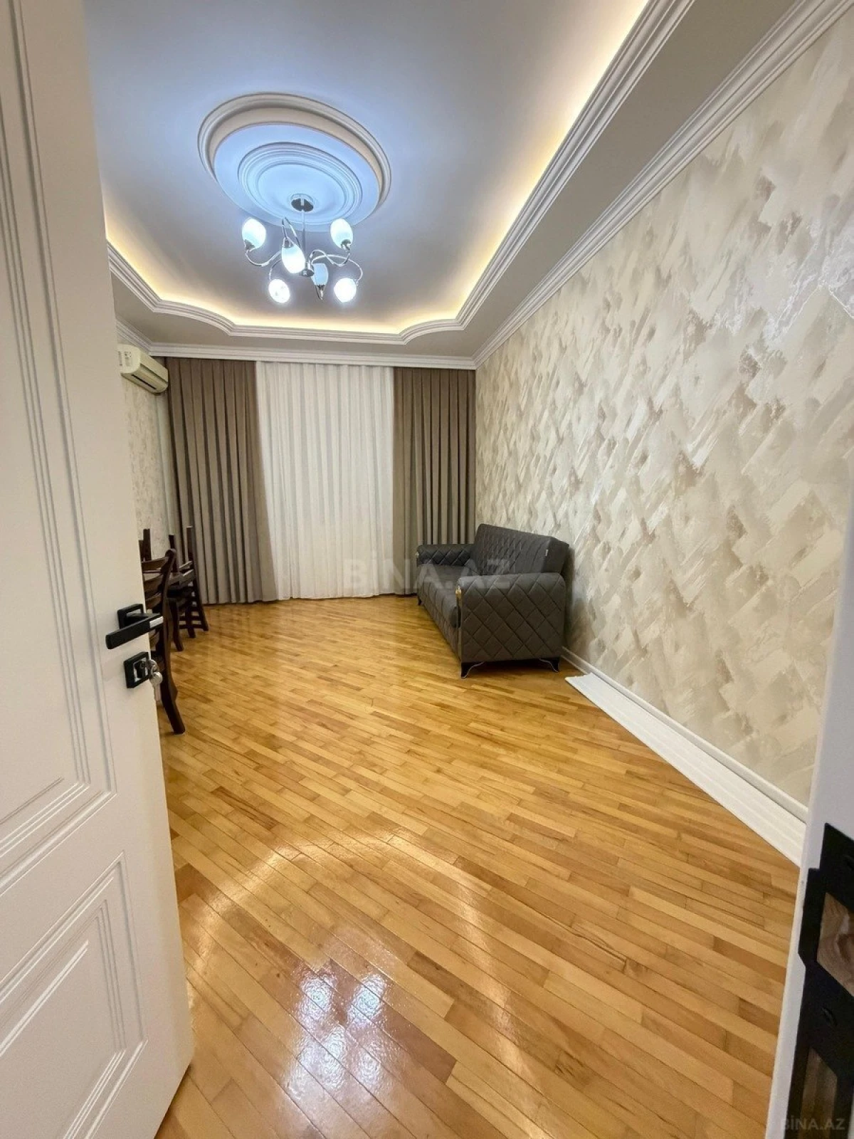 Kirayə verilir 2 otaqlı mənzil 90 m²