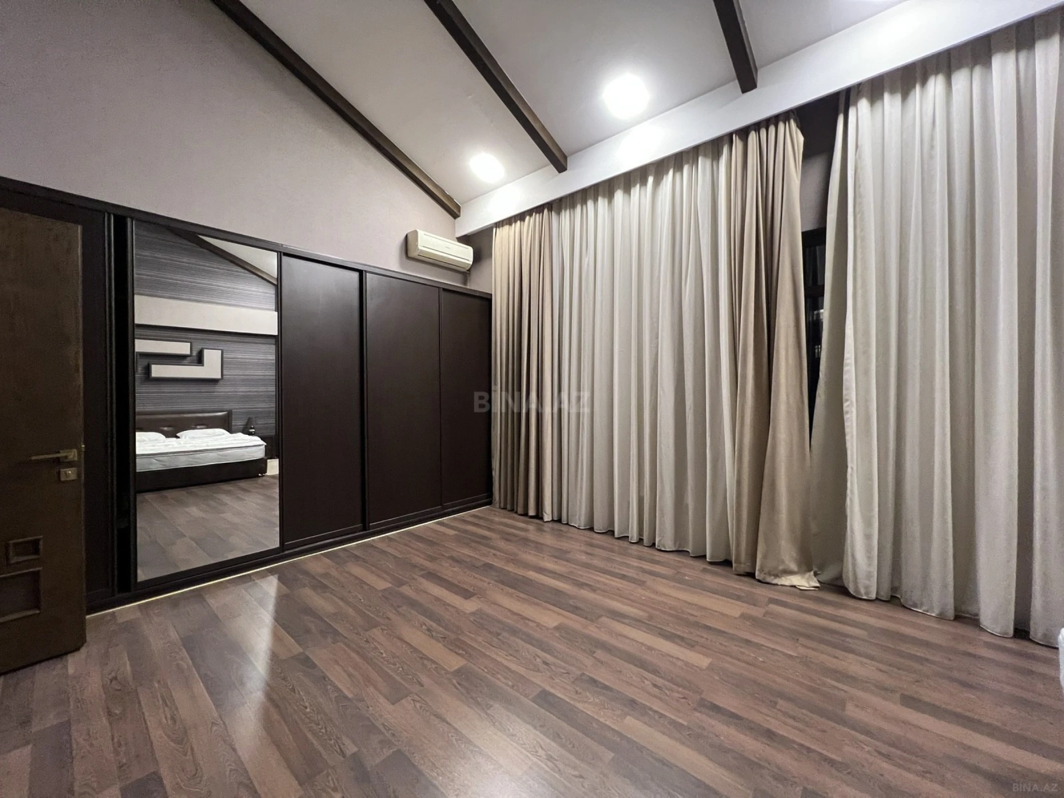 Kirayə verilir 5 otaqlı mənzil 450 m²