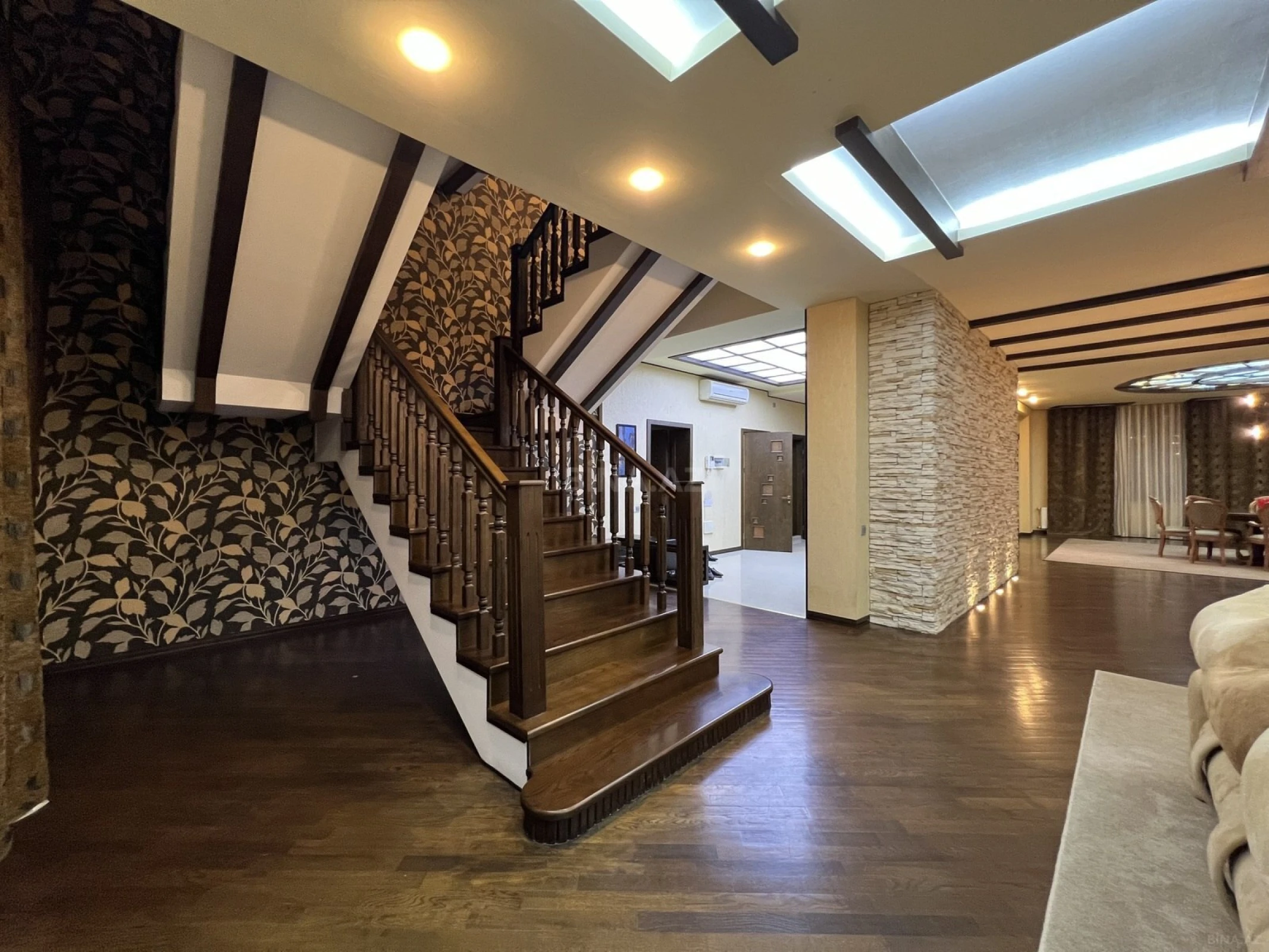 Kirayə verilir 5 otaqlı mənzil 450 m²