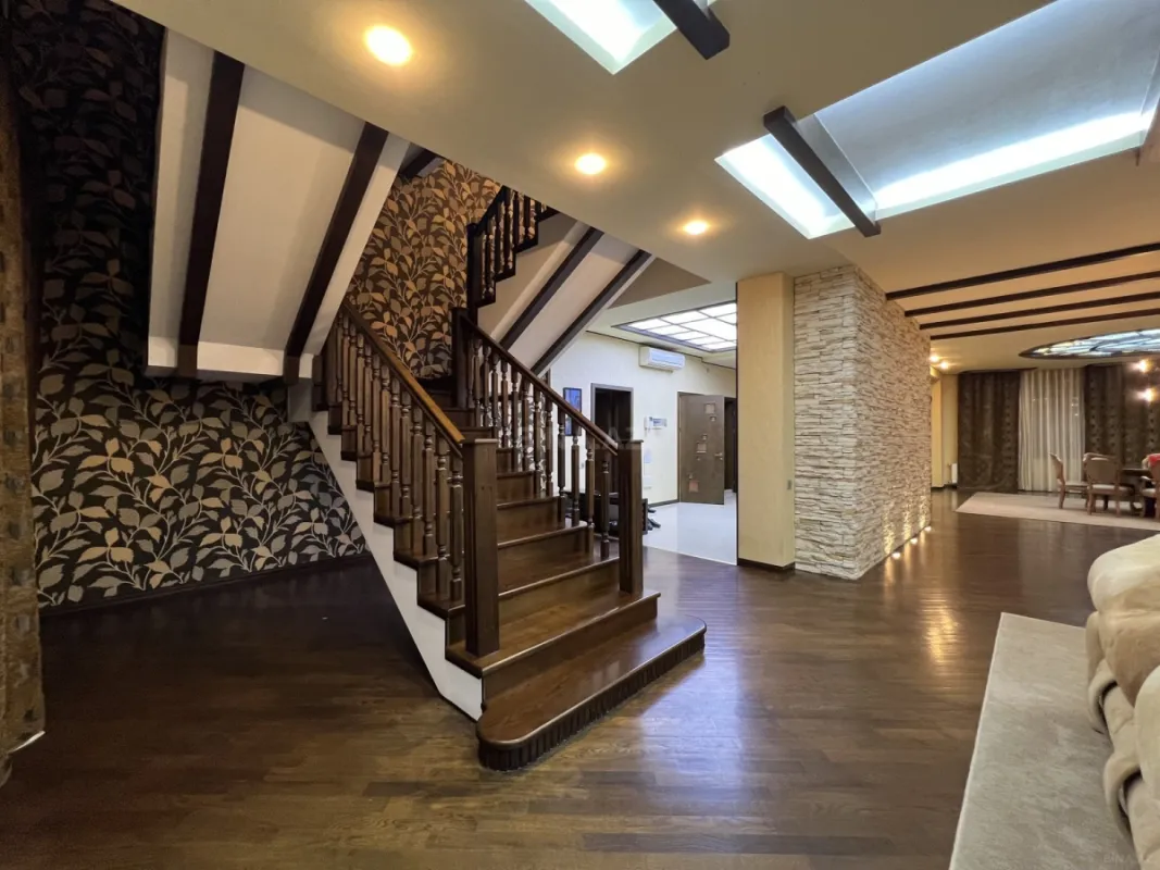 Kirayə verilir 5 otaqlı mənzil 450 m²