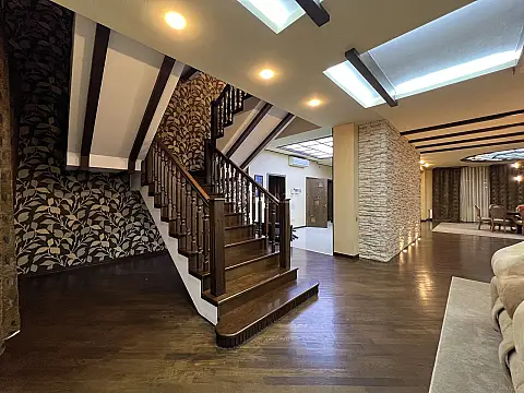 Kirayə verilir 5 otaqlı mənzil 450 m²