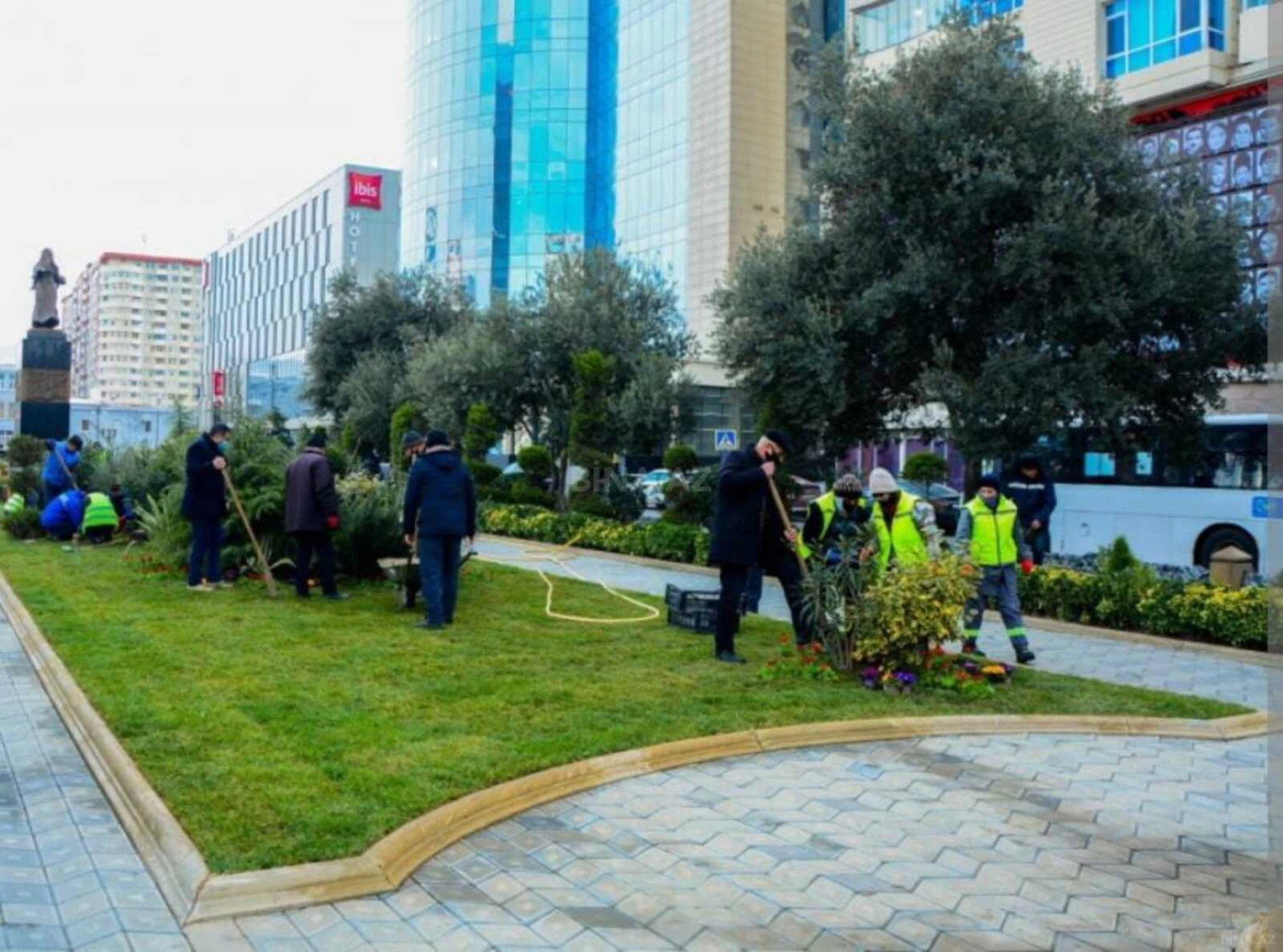 Kirayə verilir 7 otaqlı mənzil 185 m²