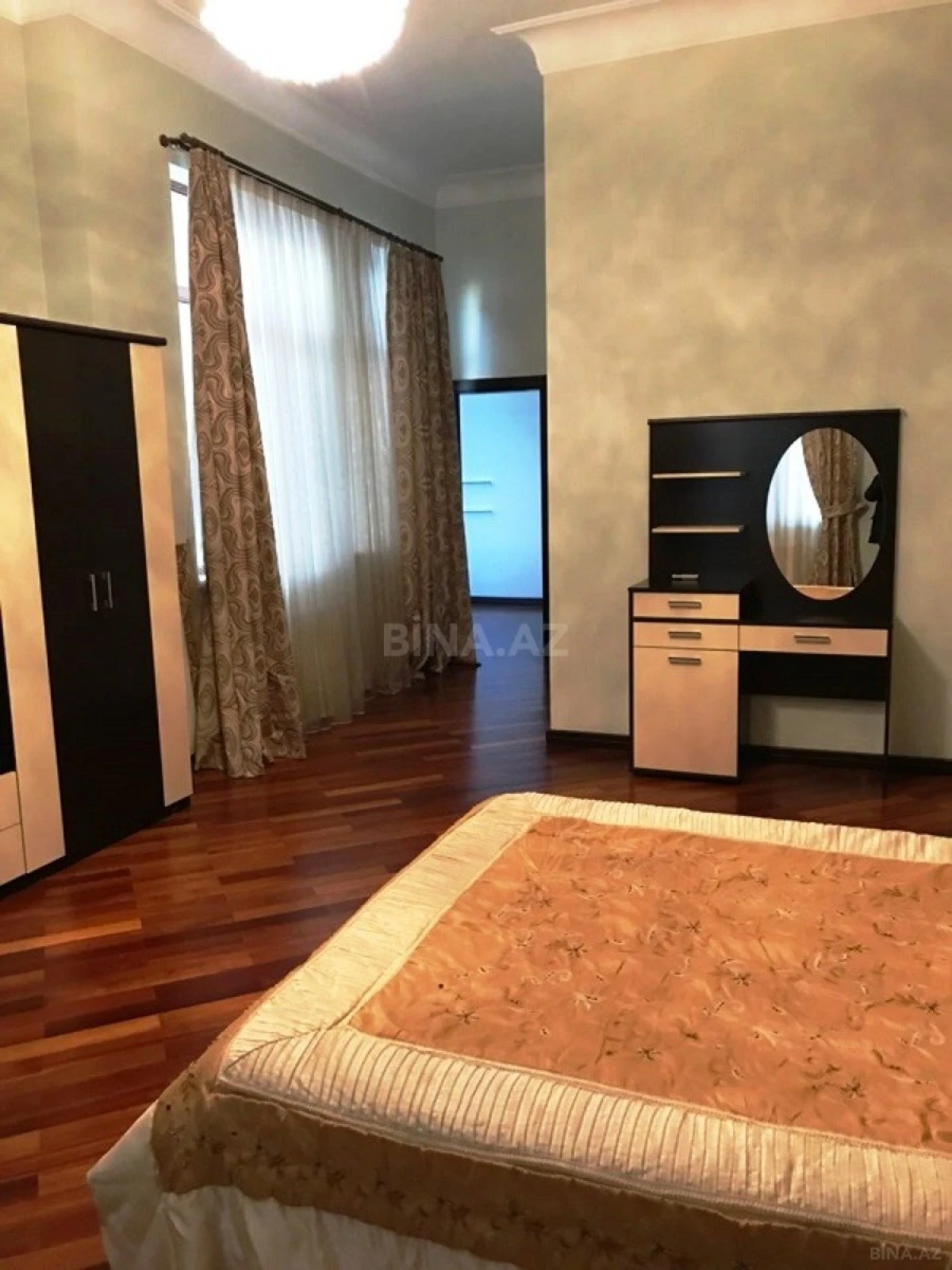 Satılır 3 otaqlı mənzil 140 m²