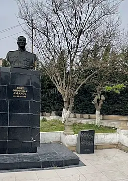 Satılır 3 otaqlı mənzil 135 m²