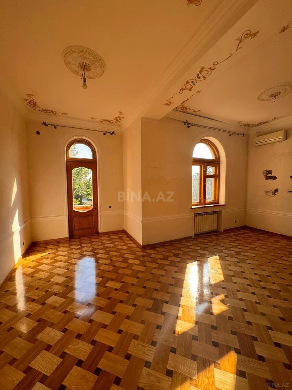 Satılır 10 otaqlı həyət evi 650 m²