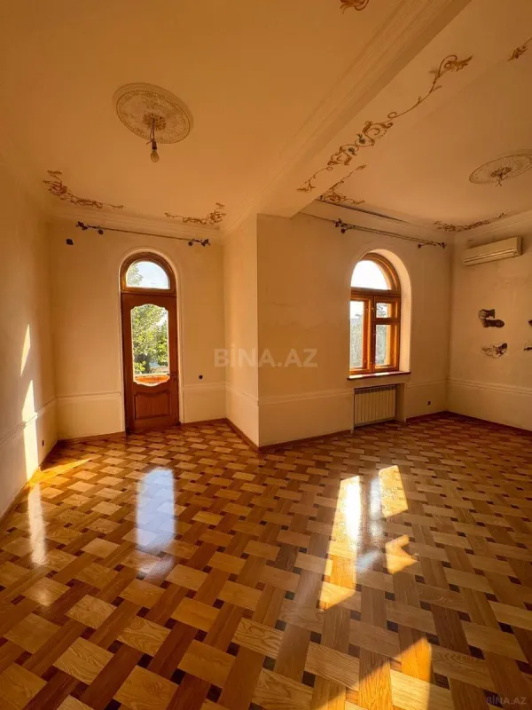Satılır 10 otaqlı həyət evi 650 m²