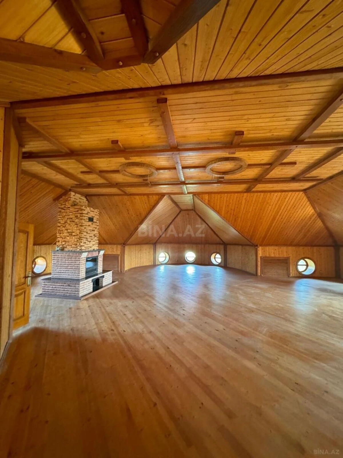 Satılır 10 otaqlı həyət evi 650 m²