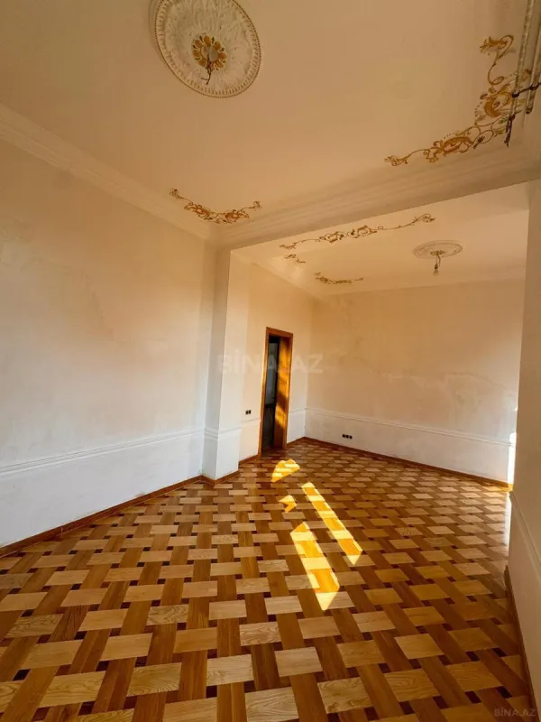 Satılır 10 otaqlı həyət evi 650 m²