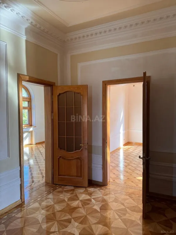 Satılır 10 otaqlı həyət evi 650 m²