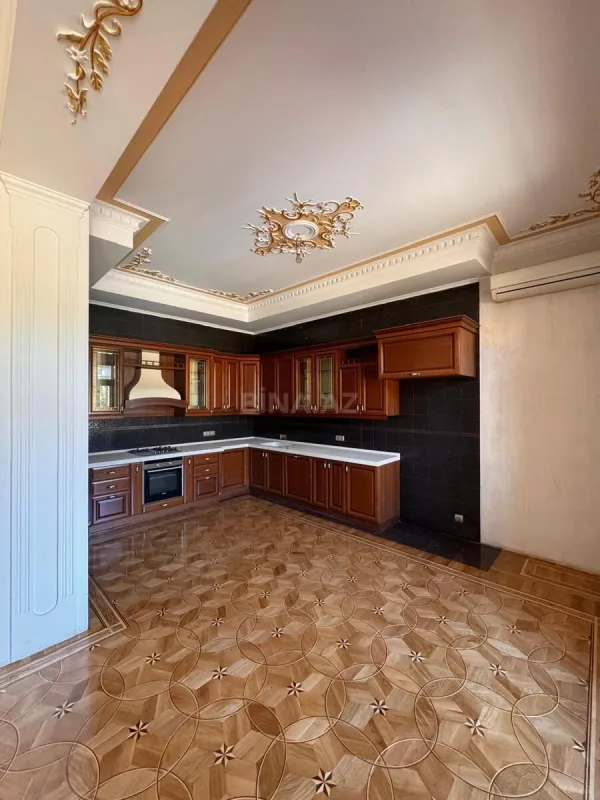 Satılır 10 otaqlı həyət evi 650 m²