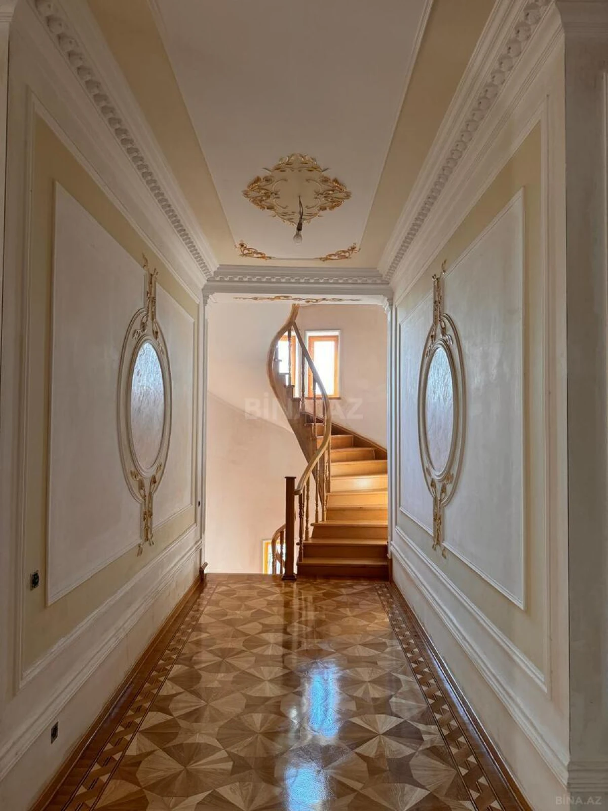 Satılır 10 otaqlı həyət evi 650 m²