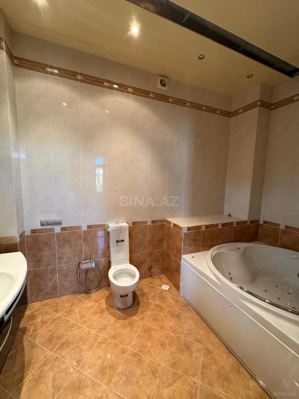 Satılır 10 otaqlı həyət evi 650 m²