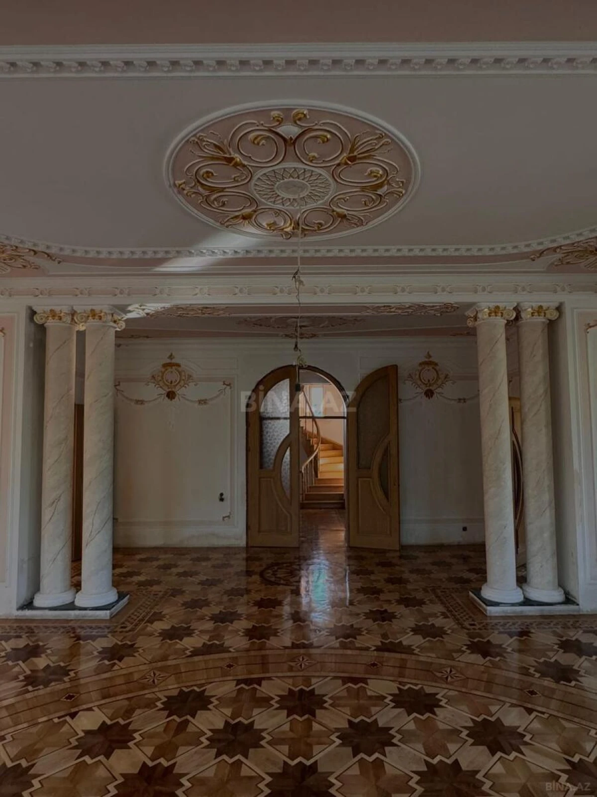 Satılır 10 otaqlı həyət evi 650 m²