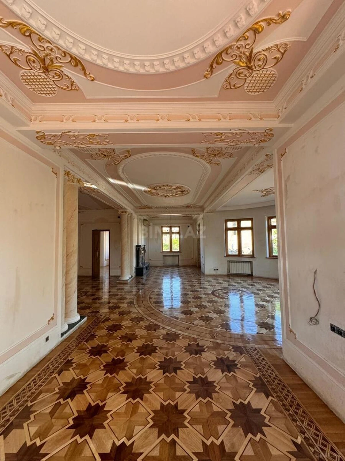 Satılır 10 otaqlı həyət evi 650 m²