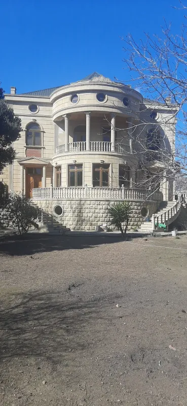 Satılır 10 otaqlı həyət evi 650 m²