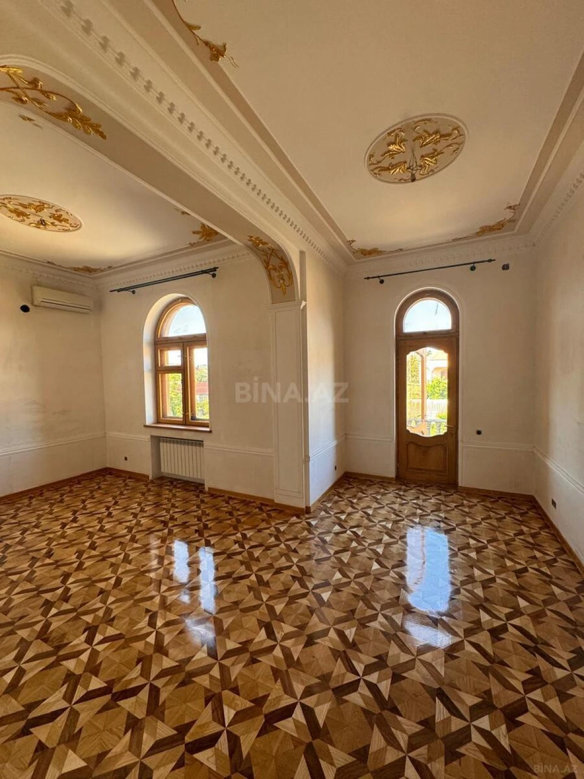 Satılır 10 otaqlı həyət evi 650 m²