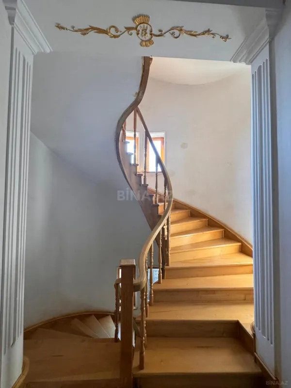 Satılır 10 otaqlı həyət evi 650 m²