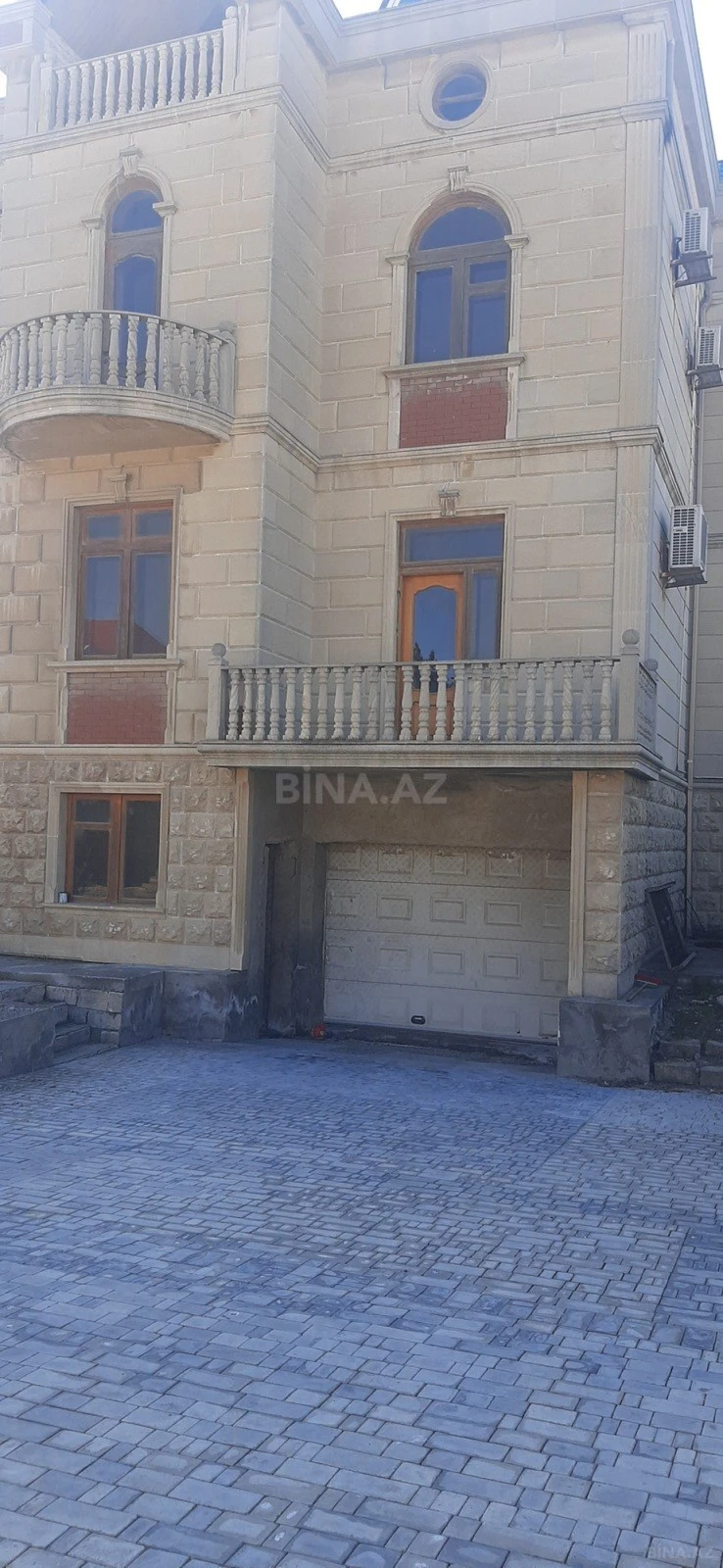 Satılır 10 otaqlı həyət evi 650 m²