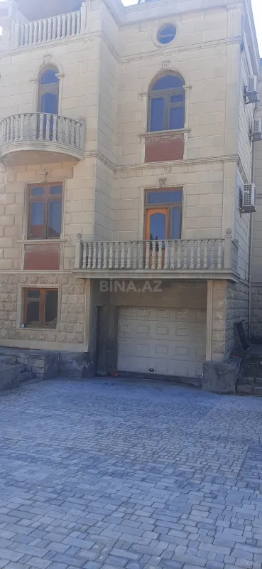 Satılır 10 otaqlı həyət evi 650 m²