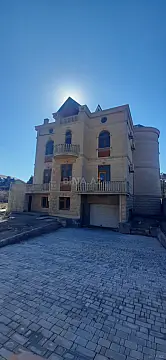 Satılır 10 otaqlı həyət evi 650 m²