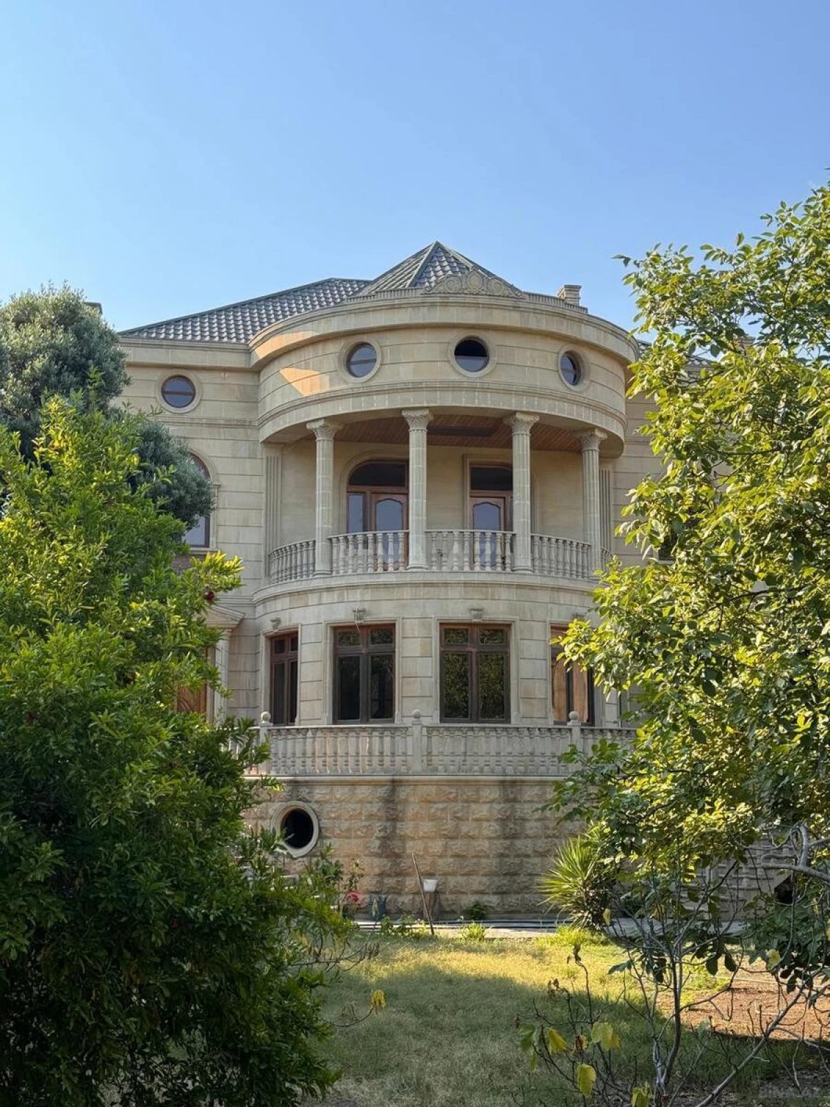 Satılır 10 otaqlı həyət evi 650 m²