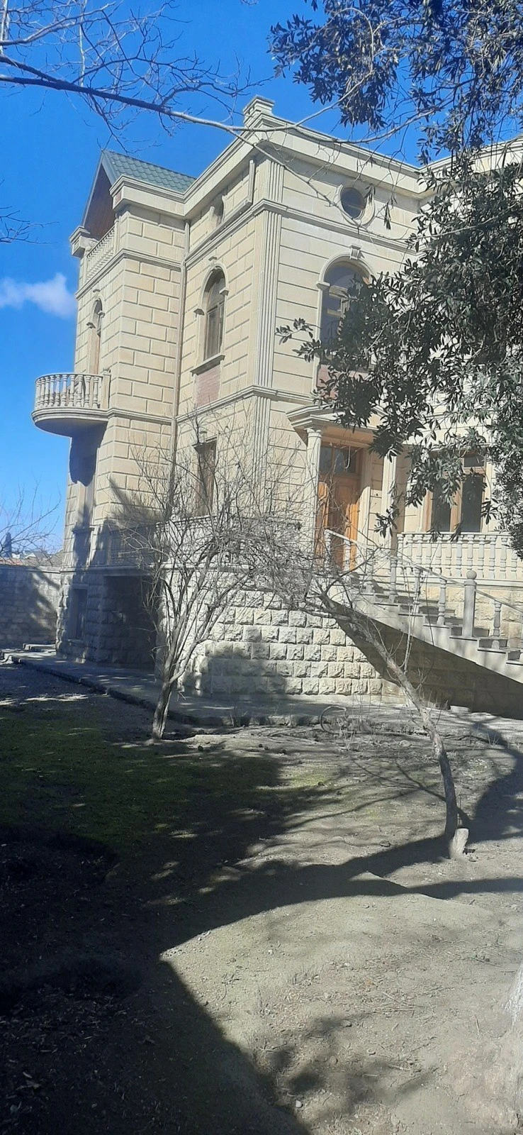 Satılır 10 otaqlı həyət evi 650 m²