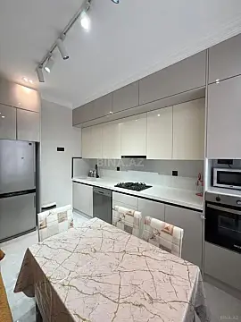 Kirayə verilir 2 otaqlı mənzil 90 m²