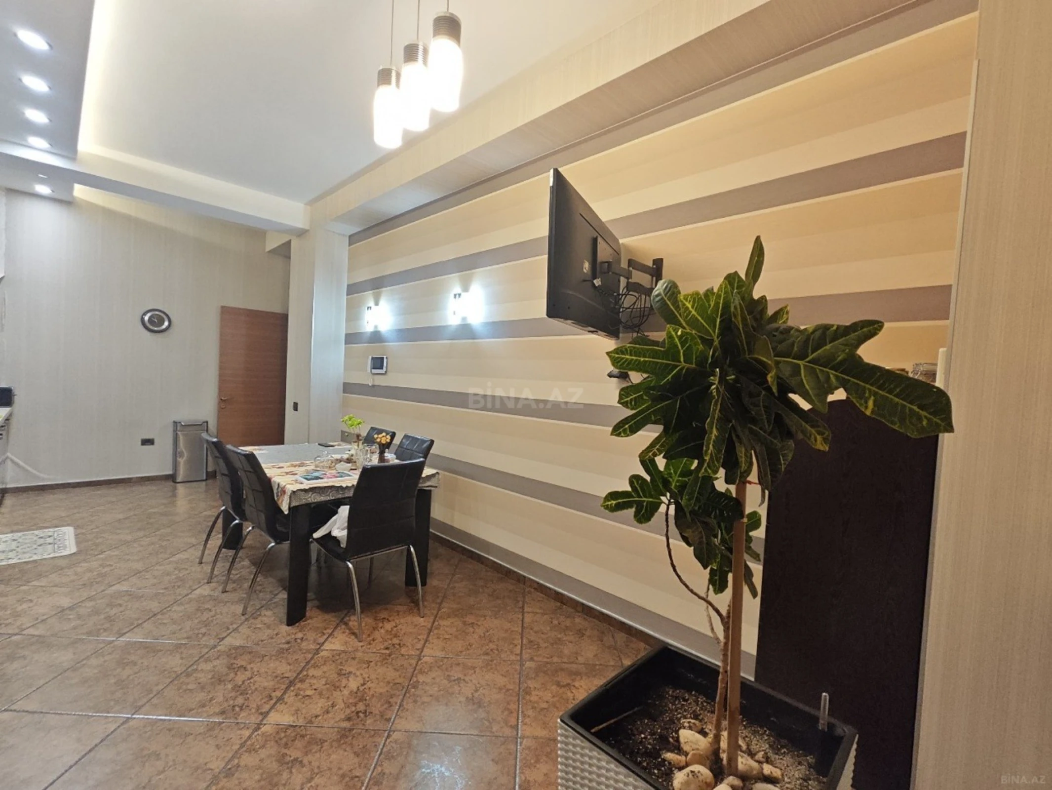 Satılır 4 otaqlı mənzil 196 m²