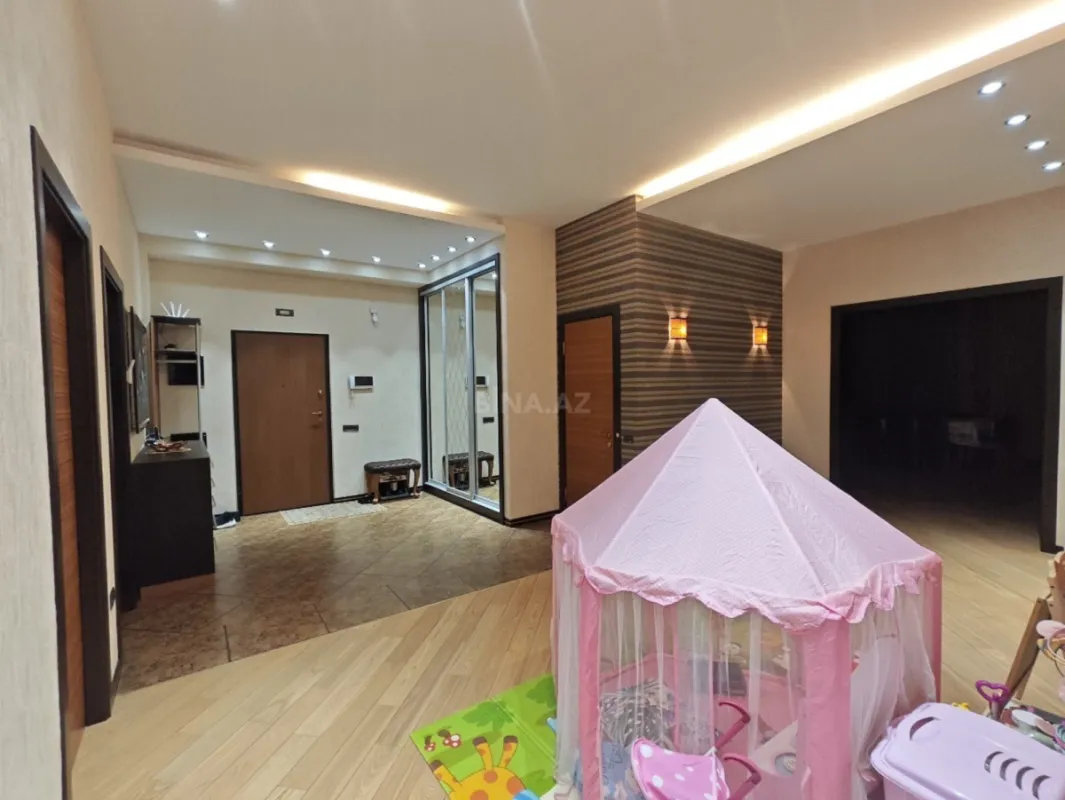 Satılır 4 otaqlı mənzil 196 m²