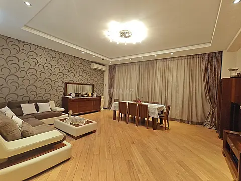 Satılır 4 otaqlı mənzil 196 m²