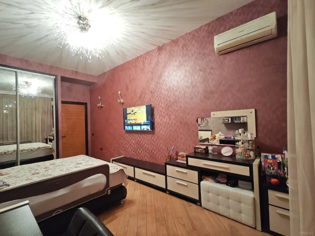 Satılır 4 otaqlı mənzil 196 m²